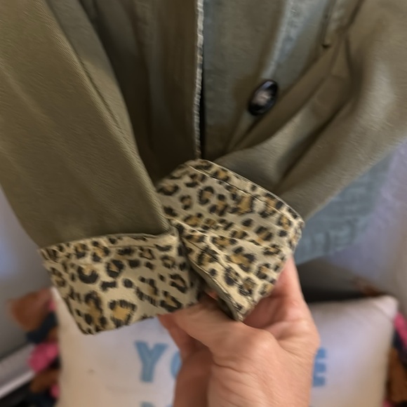 EVEREVE | Peyton Jensen Utility Jacket w/ Leopard Lining - Picture 4 of 8